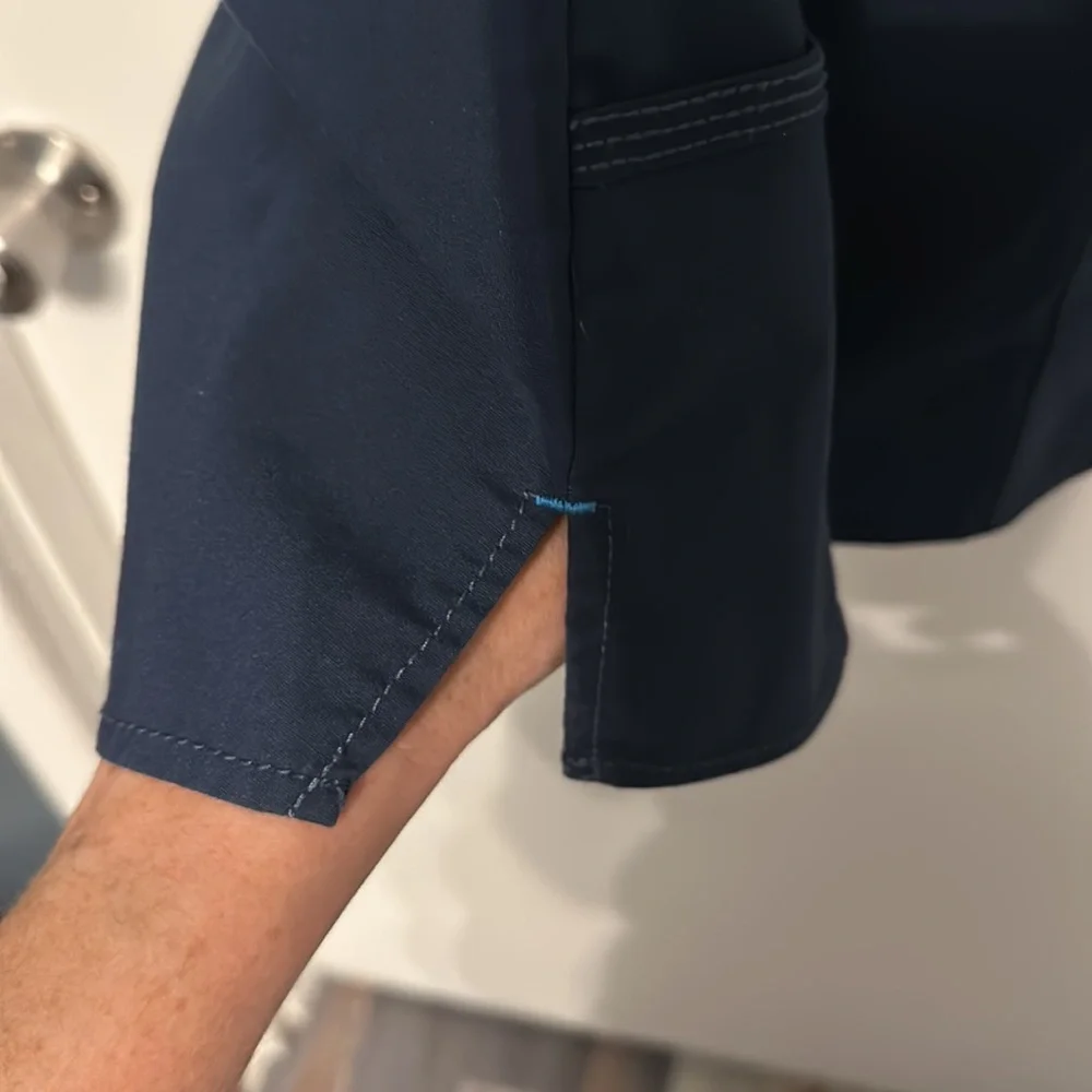 Wonder wink flex scrub top in navy with short zipper at the neck, size L - Picture 5 of 11